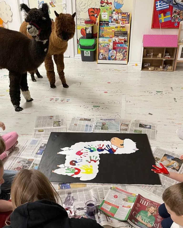 wspólne malowanie alpaki z alpakami w przedszkolu